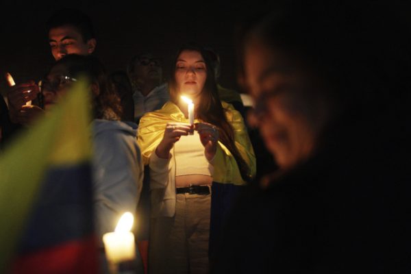 Ứng viên tổng thống Colombia vẫn nguy kịch sau vụ ám sát