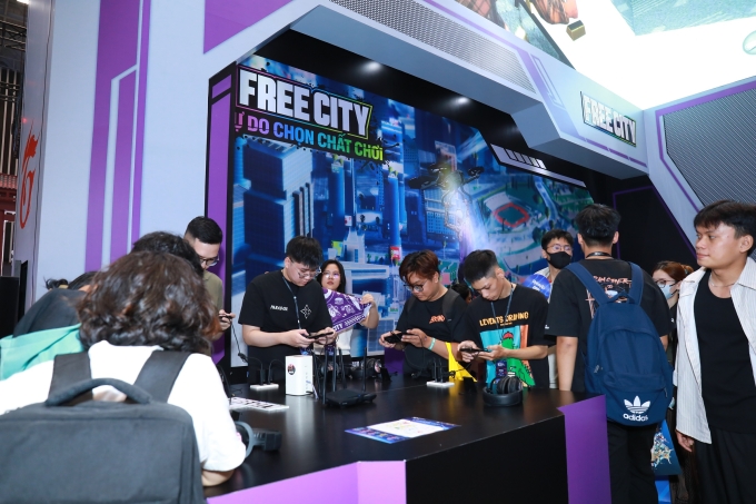 Khách tham quan trải nghiệm game tại Vietnam GameVerse 2025. Ảnh: Garena