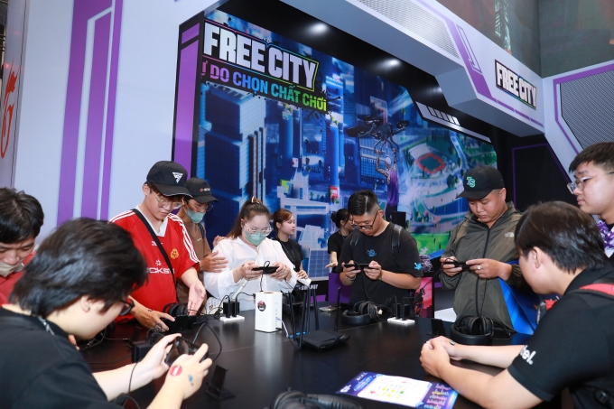 Một game thủ nữ tham gia trải nghiệm trực tiếp tại gian hàng. Ảnh: Garena