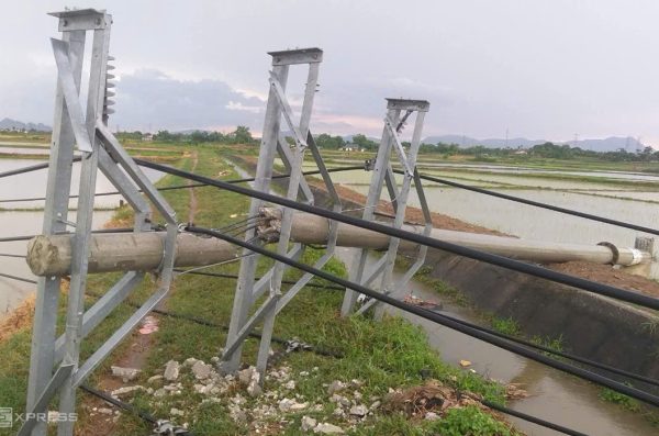 Giông lốc gây đổ gãy hàng loạt cột điện