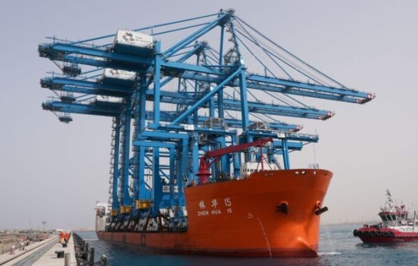 Cảng Neom: Cần cẩu tự động đầu tiên thúc đẩy logistics