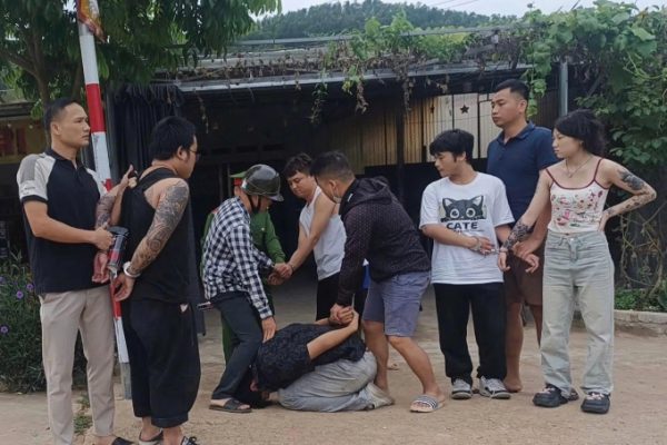 Cướp ôtô trên cao tốc: Nhóm người nước ngoài dùng hơi cay