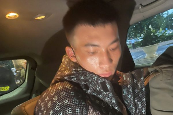 Cướp tiệm vàng táo tợn sau khi vờ hỏi mua
