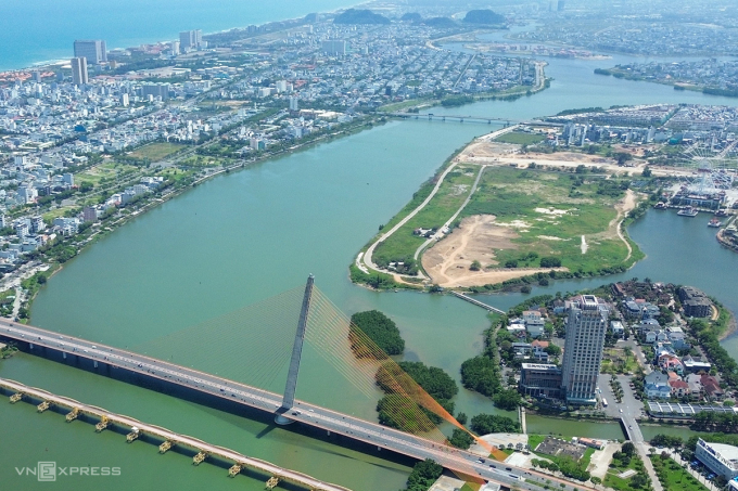 Vệt đất trống chuẩn bị làm công viên, nằm gần cầu Trần Thị Lý. Ảnh: Nguyễn Đông