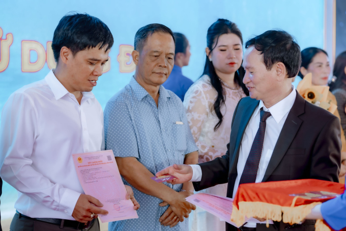 Những khách hàng đầu tiên nhận sổ hồng lâu dài và quà tặng tri ân một chỉ vàng.