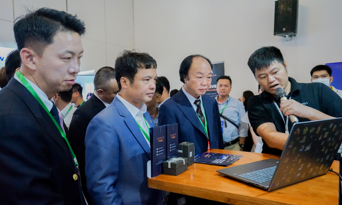 Ông Nguyễn Văn Khoa (thứ hai từ trái sang), Chủ tịch Hiệp hội Phần mềm và Dịch vụ CNTT Việt Nam (Vinasa) cùng các chuyên gia xem khả năng tự lập trình của Luna Base AI. Ảnh: Bảo Lâm