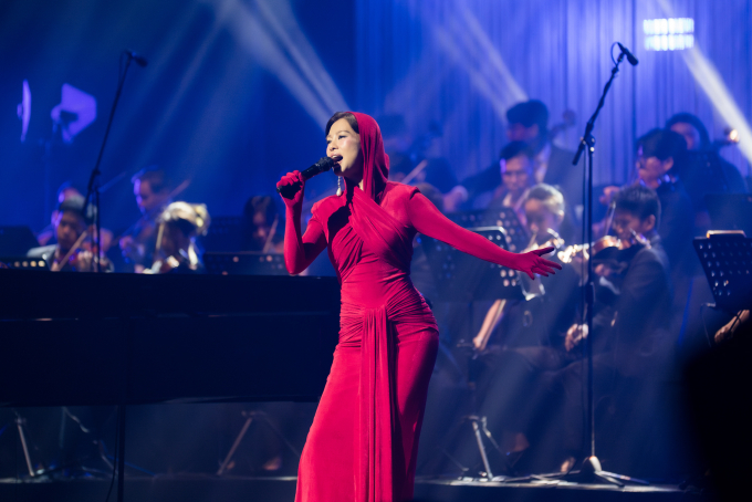 Ca sĩ Bùi Lan Hương thể hiện ba ca khúc tại đêm nhạc Musique de Salon 16: Ngày chưa giông bão (Người bất tử), Writing’s On the Wall (phim Spectre), và Nhìn những mùa thu đi (em và Trịnh). Ảnh: BTC cung cấp