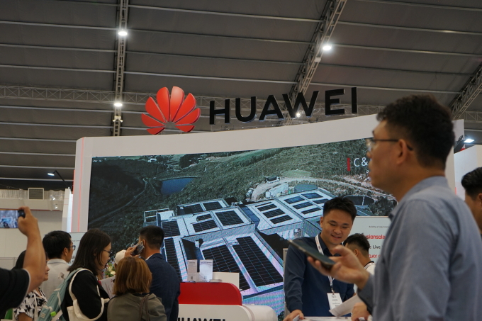 Logo Huawei tại một sự kiện về năng lượng xanh ở TP HCM tháng 7/2024. Ảnh: Bảo Lâm
