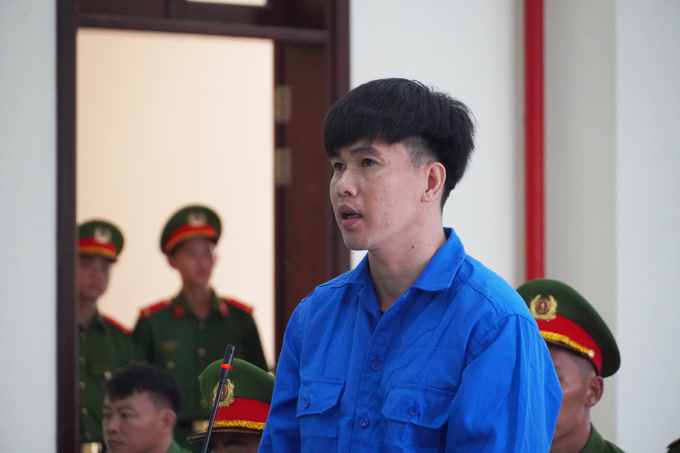Phạm Trung Hiếu, kẻ cầm đầu đường dây buôn bán hơn 50 kg ma túy, trình bày tại phiên xử. Ảnh: Nam An