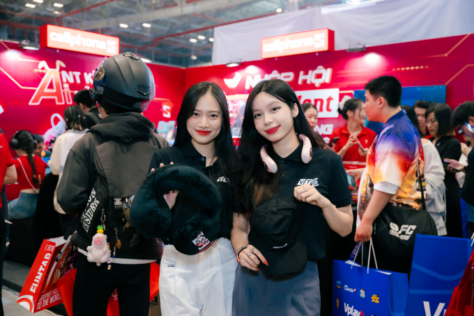 Giới trẻ nhận quà tại gian hàng. Ảnh: CellphoneS