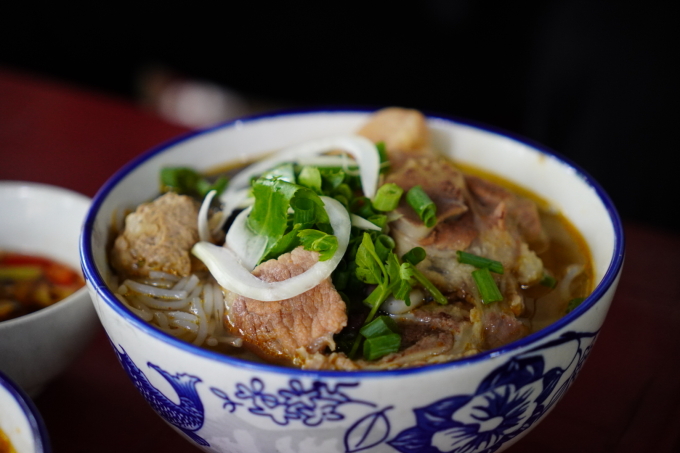 Một phần bún bò đầy đủ tại quán. Ảnh: Tuấn Anh
