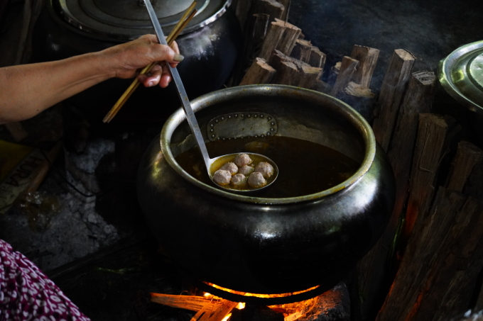 Phần chả bò được chủ quán giã bằng tay. Ảnh: Tuấn Anh