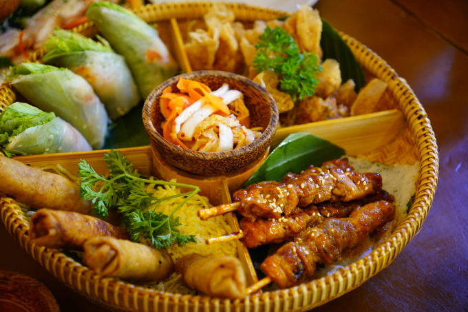 Combo Mẹt cuốn tại quán Bếp Cuốn. Ảnh: Tuấn Anh
