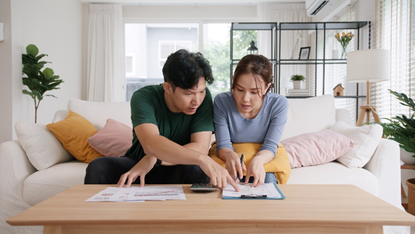 Nhiều người bối rối với việc cân đối tài chính và lo lắng về những rủi ro y tế. Ảnh: Dai-ichi Life Việt Nam