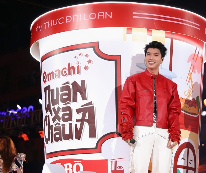 Nghệ sĩ Hieuthuhai biểu diễn tại sự kiện. Ảnh: Omachi