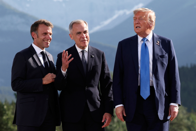 (Từ trái sang) Tổng thống Pháp Emmanuel Macron, Thủ tướng Canada Mark Carney và Tổng thống Mỹ Donald Trump tại hội nghị thượng đỉnh G7 hôm 16/6. Ảnh: AP