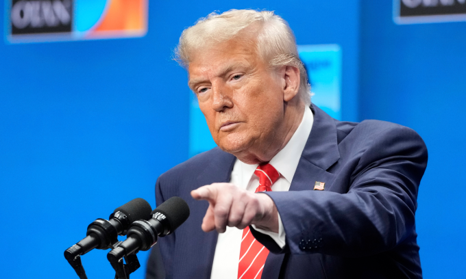 Tổng thống Mỹ Donald Trump họp báo ở hội nghị thượng đỉnh NATO tại Hà Lan hôm 25/6. Ảnh: AP