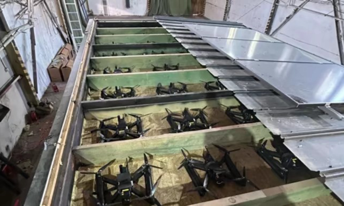 Drone Ukraine cất trên thùng trên xe tải trước khi xuất kích hôm 1/6. Ảnh: Ukrainska Pravda