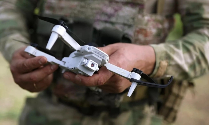 Quân nhân Nga cầm drone FPV tại thao trường ở vùng Krasnodar hồi tháng 4/2024. Ảnh: RIA Novosti