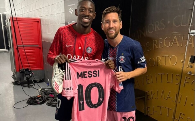 Messi tặng áo cho Dembele khi gặp nhau sau trận. Ảnh: X/@dembouz
