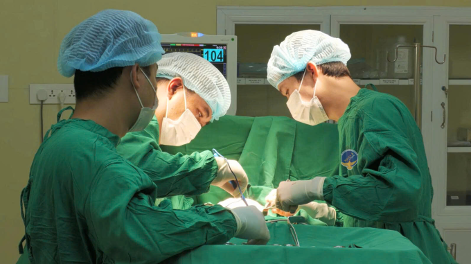 Êkíp phẫu thuật cho bệnh nhân. Ảnh: Bệnh viện cung cấp