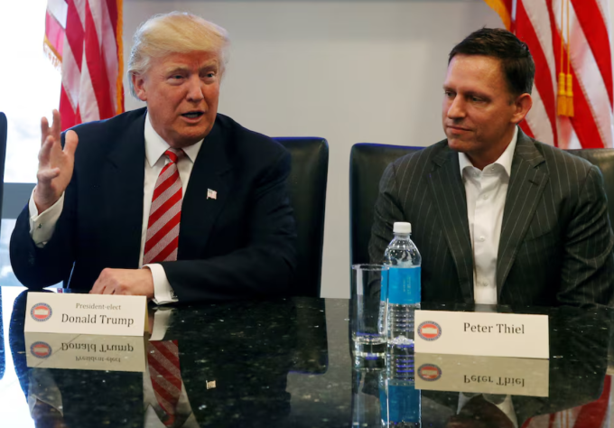 Tổng thống Mỹ Donald Trump (trái) và thành viên hội đồng quản trị Facebook Peter Thiel trong cuộc gặp với các nhà lãnh đạo công nghệ tại Trump Tower ở New York, Mỹ ngày 14/12/2016. Ảnh: Reuters