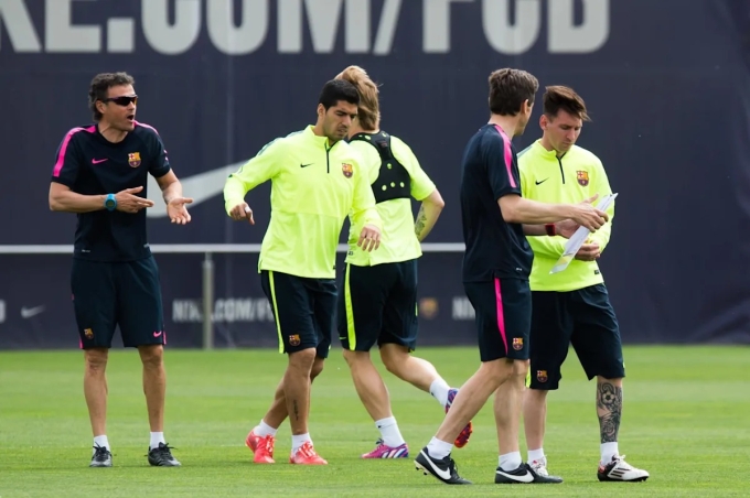 Enrique (trái) to tiếng chỉ đạo trong một buổi tập có Messi (phải) tại trung tâm thể thao Juan Gamper năm 2015. Ảnh: AFP