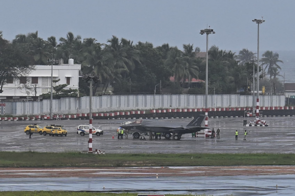 F-35 Anh suýt cạn nhiên liệu trên biển: Tin tức quân sự