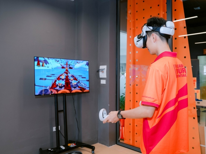 Nhiều bạn trẻ quan tâm đến trải nghiệm thử thách công nghệ và thực tế ảo. Ảnh: FPT
