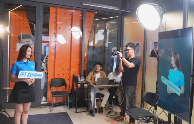 Trải nghiệm chụp ảnh Portfolio chuyên nghiệp trong studio. Ảnh: FPT