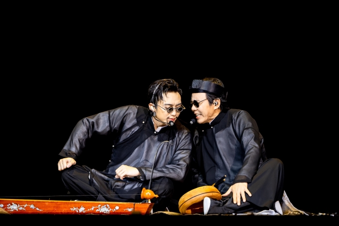 Soobin (trái) trình diễn cùng bố - NSND Huỳnh Tú. Anh nói bố là nguồn cảm hứng bất tận và hình mẫu lý tưởng anh hướng tới. Ảnh: NVCC