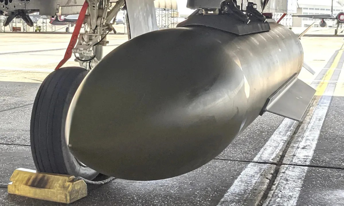 Bom xuyên GBU-72 treo dưới tiêm kích tại căn cứ Eglin ở bang Florida, Mỹ, tháng 10/2021. Ảnh: USAF