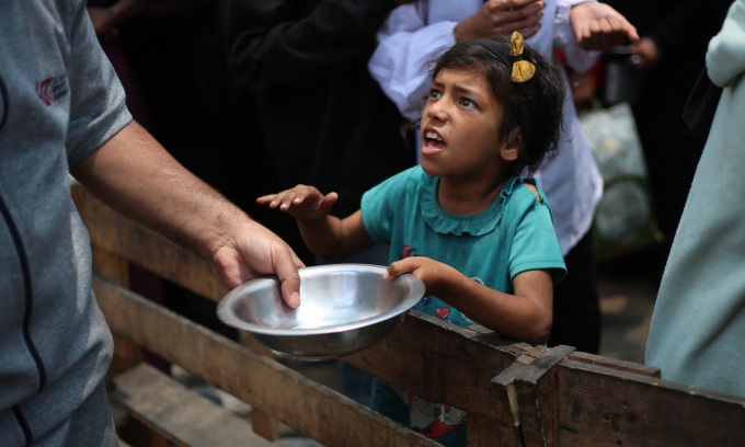 Trẻ em Palestine tại điẻm phân phát đồ ăn tại miền trung Gaza hôm 4/6. Ảnh: AFP