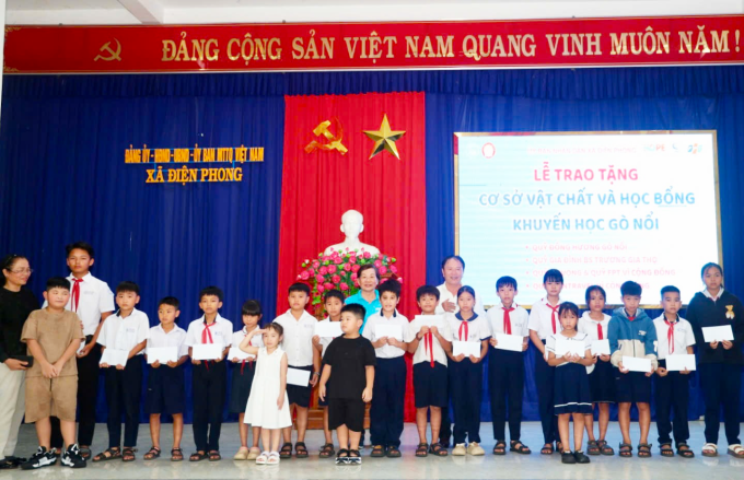 220 suất học bổng khuyến học dành cho các em học sinh tại Gò Nổi, thị xã Điện Bàn. Ảnh: Ngọc Huy