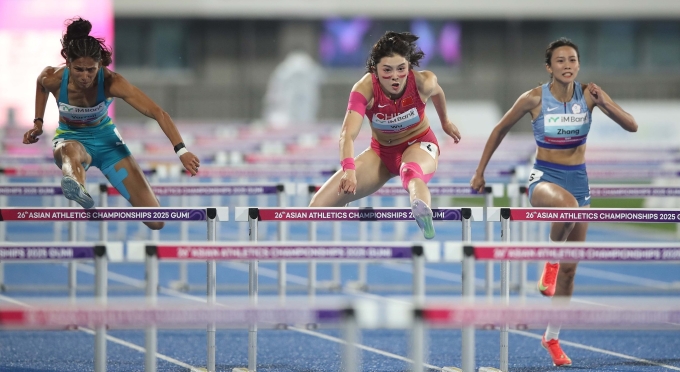 Wu Yanni (giữa) trên đường chạy 100m rào tại giải vô địch Điền kinh châu Á 2025 diễn ra ở Gumi, Hàn Quốc. Ảnh: China Daily