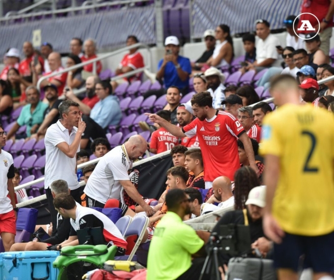 Lage lên khán đài ra dấu cho Kokcu im lặng. Ảnh: A Bola