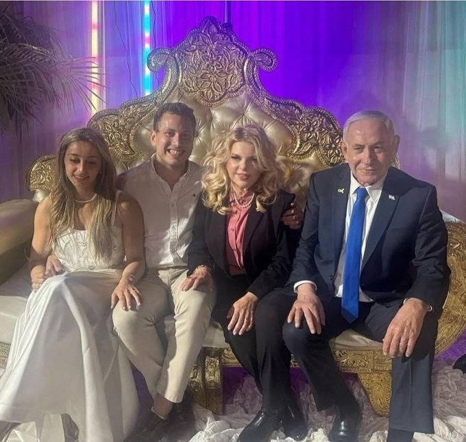 Ông Netanyahu ngồi cạnh vợ, cùng con trai và hôn thê của con trai, trong ảnh đăng ngày 9/6 trên trang cá nhân của một người ủng hộ. Ảnh: X/ Lior harari