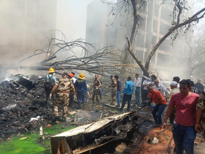 Hiện trường vụ rơi máy bay khiến ít nhất 265 người chết ở Ahmedabad, Ấn Độ. Ảnh: AFP