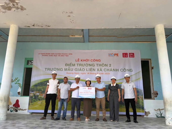 Trao bảng tượng trưng tài trợ trong lễ khởi công xây mới điểm trường thôn 2, trường mẫu giáo liên xã Chánh Công.