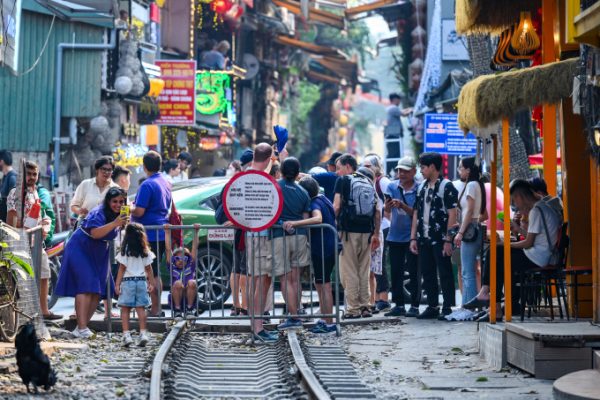 ‘Đừng lùa khách Tây khỏi phố đường tàu, rất phản cảm’