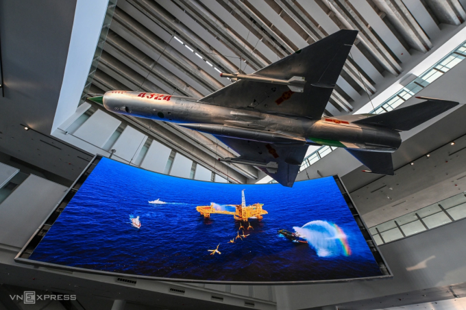 Tòa nhà chính của bảo tàng rộng hơn 23.000 m2, nổi bật ở lối vào là chiếc MiG-21 mang số hiệu 4324 có biệt danh Én bạc, được treo trên các sợi cáp, tạo cảm giác như đang xuất kích chiến đấu. Ảnh: Giang Huy