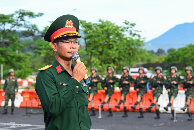 Người thầy chuyên huấn luyện quân nhân diễu binh