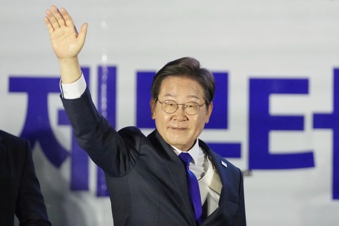 Tân Tổng thống Hàn Quốc Lee Jae-myung phát biểu trước tòa nhà Quốc hội vào sáng 4/6. Ảnh: AP