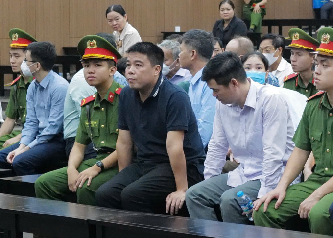 Nguyễn Văn Hậu (áo phông đen) tại tòa sáng nay. Ảnh: Ngọc Thành