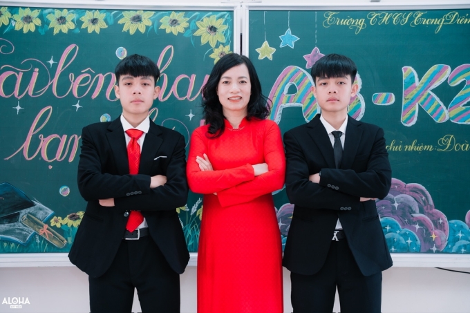 Hai nam sinh cùng cô giáo Bùi Thị Kim Oanh. Ảnh: Nhân vật cung cấp