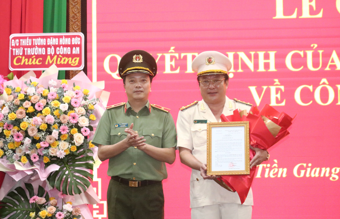 Thứ trưởng Đặng Hồng Đức trao qyết định điều động cho Đại tá Lâm Phước Nguyên. Ảnh: Nam An