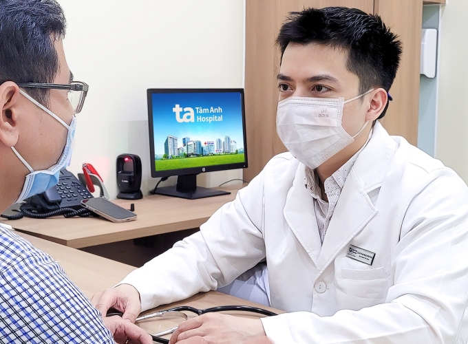 Bác sĩ Thủy khám cho người bệnh tại phòng khám Đa khoa Tâm Anh Quận 7. Ảnh minh họa: Ngọc Châu