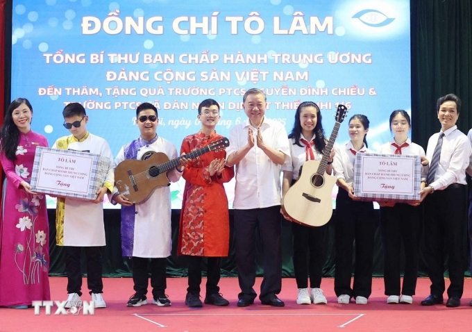 Tổng Bí thư Tô Lâm tặng quà thầy cô và học sinh Trường Phổ thông Cơ sở Nguyễn Đình Chiểu và Trường Phổ thông Cơ sở Xã Đàn. Ảnh: TTXVN