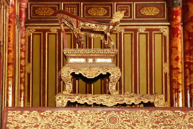 Ngai vàng triều Nguyễn ở điện Thái Hòa, Đại nội Huế, trước khi bị một người đàn ông đập gãy hôm 24/5. Ảnh: Cục Di sản văn hóa