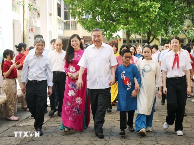 Tổng Bí thư Tô Lâm đến thăm và tặng quà cho học sinh Trường Phổ thông Cơ sở Nguyễn Đình Chiểu và Trường Phổ thông Cơ sở Xã Đàn. Ảnh: TTXVN